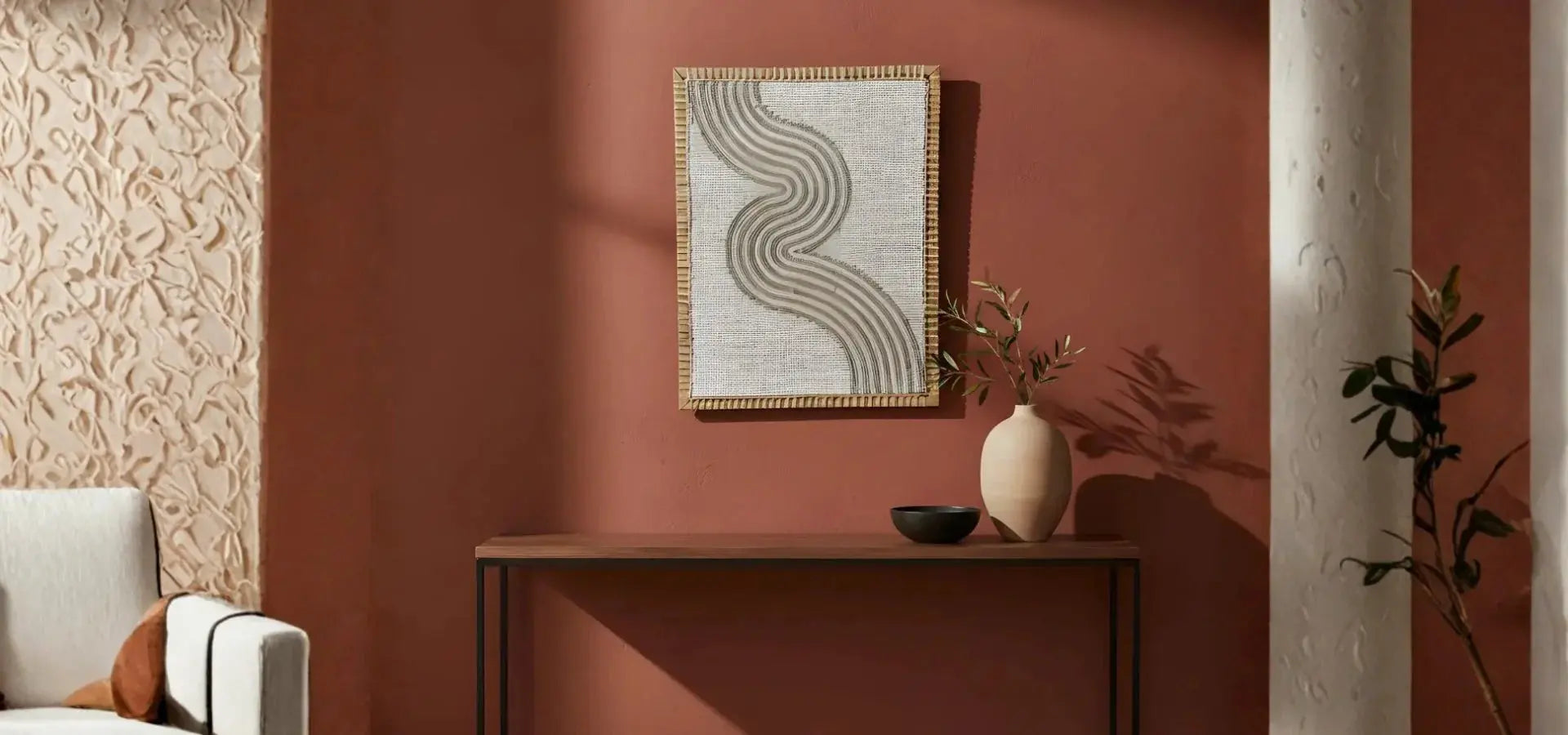 Κονσόλα με διακοσμητικό βάζο και wall art σε γήινες αποχρώσεις σε σύγχρονο εσωτερικό χώρο.