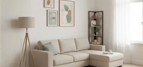 Minimal σαλόνι με γωνιακό καναπέ, επιδαπέδιο φωτιστικό και διακοσμητικά κάδρα σε φωτεινό εσωτερικό χώρο.