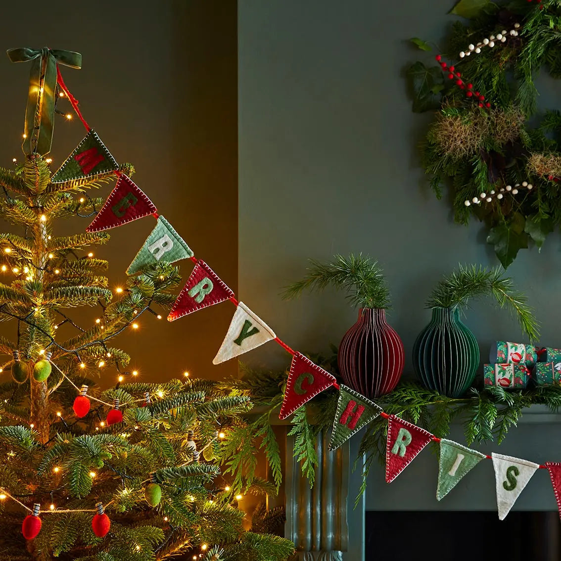 Γιρλάντα Merry Xmas σε γιορτινή διακόσμηση