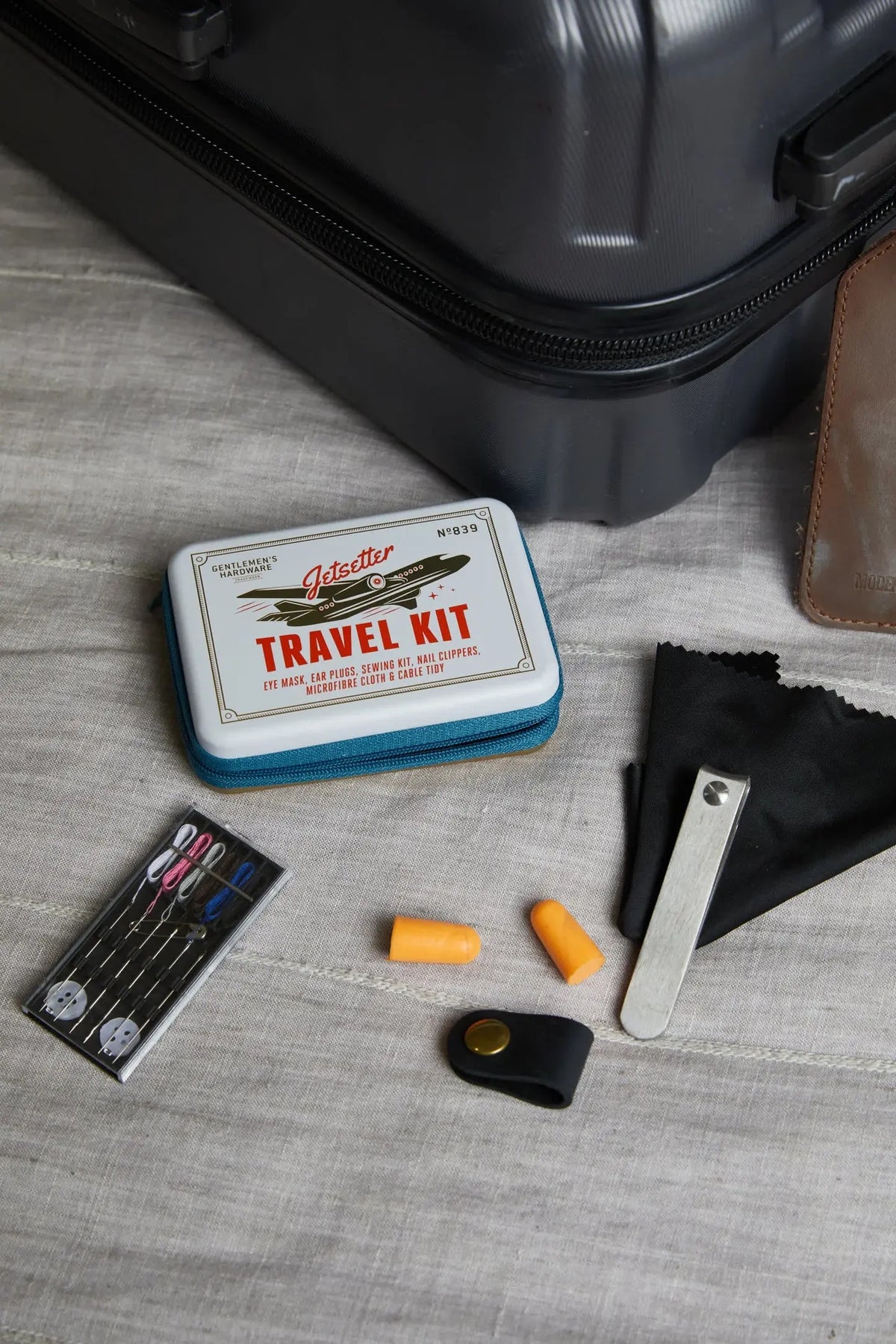 Jetsetter Travel Kit δίπλα σε βαλίτσα