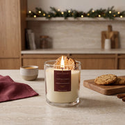 Αρωματικό κερί Gingerbread Cookie με μπισκότα σε γιορτινή κουζίνα