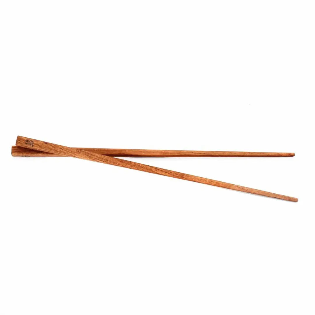 Τα chopsticks Teak Root σε οριζόντια διάταξη