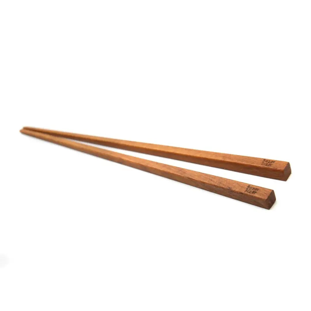 Πλάγια όψη των chopsticks Teak Root με τετράγωνες άκρες