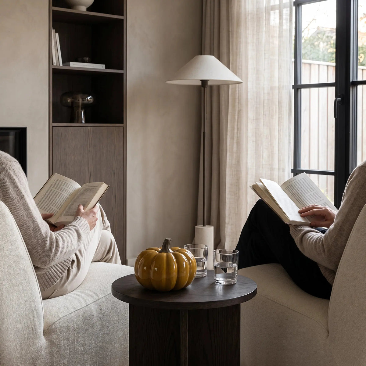 Διακοσμητική κολοκύθα PUMPKIN σε τραπεζάκι σαλονιού