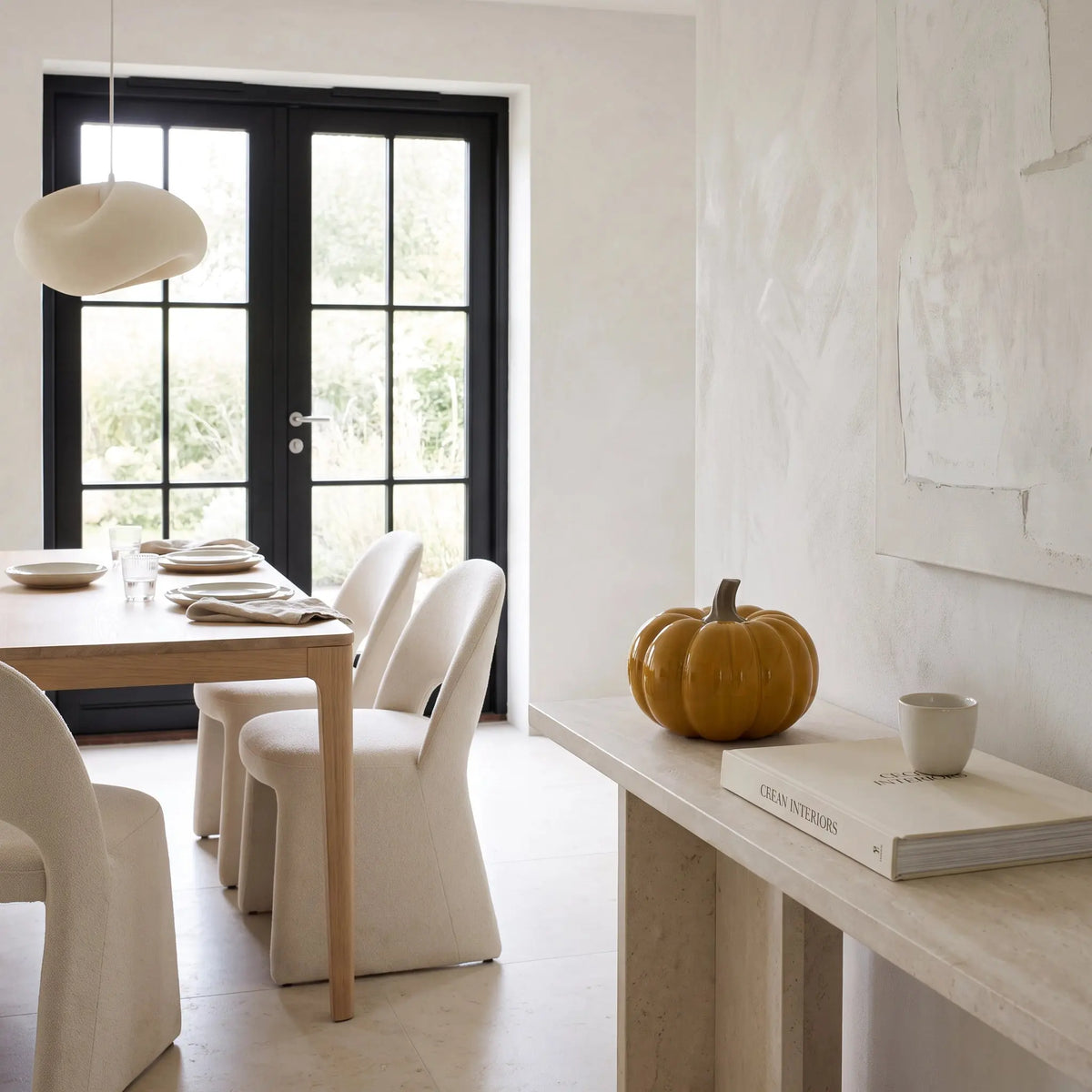 Κεραμική κολοκύθα PUMPKIN σε κονσόλα μοντέρνου χώρου