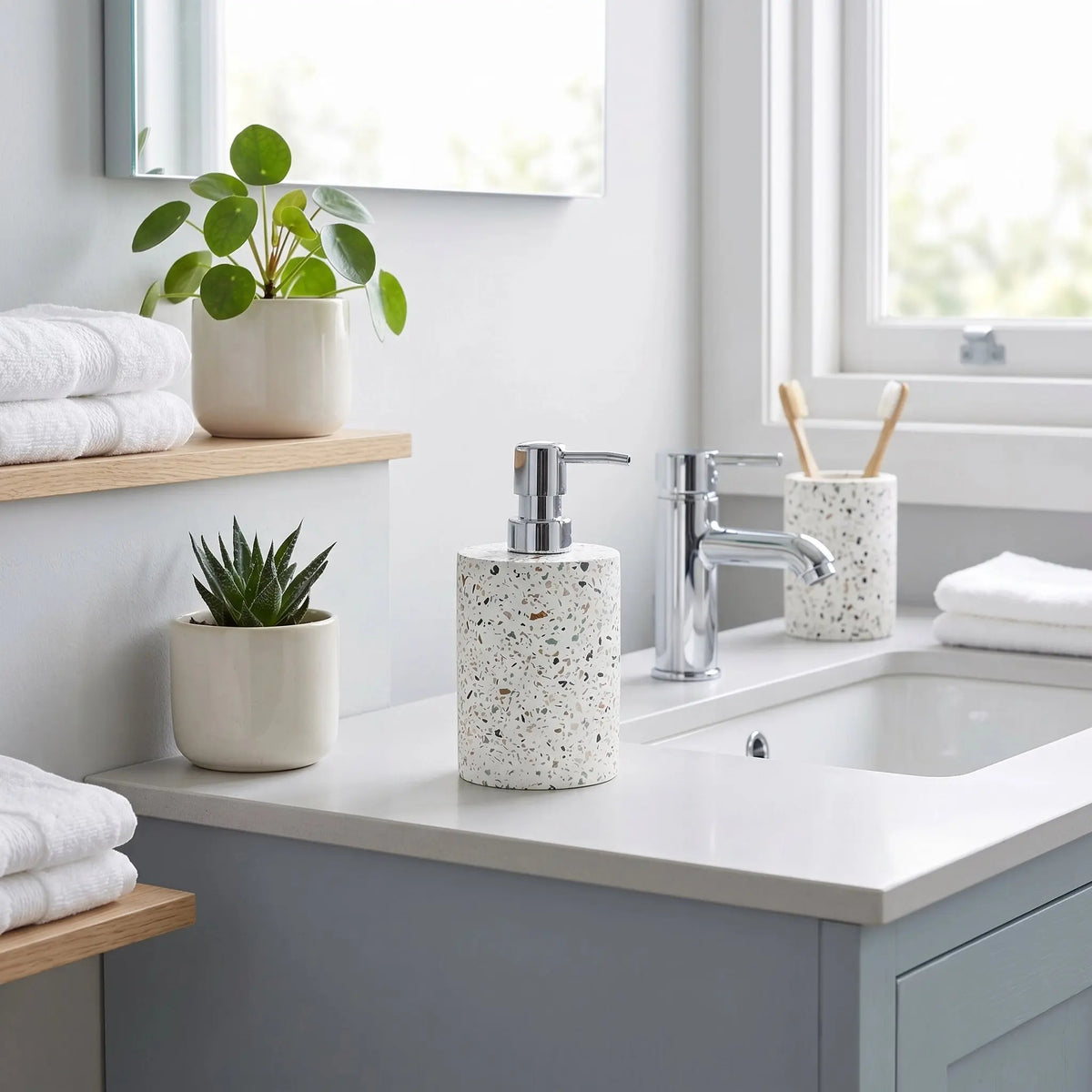 Δοχείο σαπουνιού Terrazzo σε φωτεινό μπάνιο με minimal και natural styling