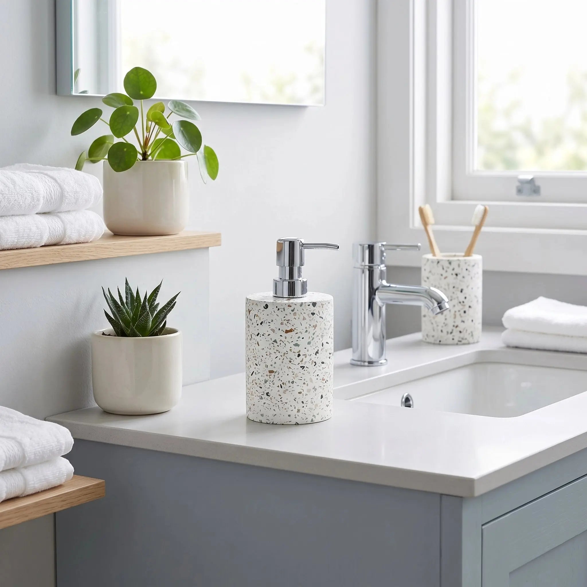 Δοχείο σαπουνιού Terrazzo σε φωτεινό μπάνιο με minimal και natural styling