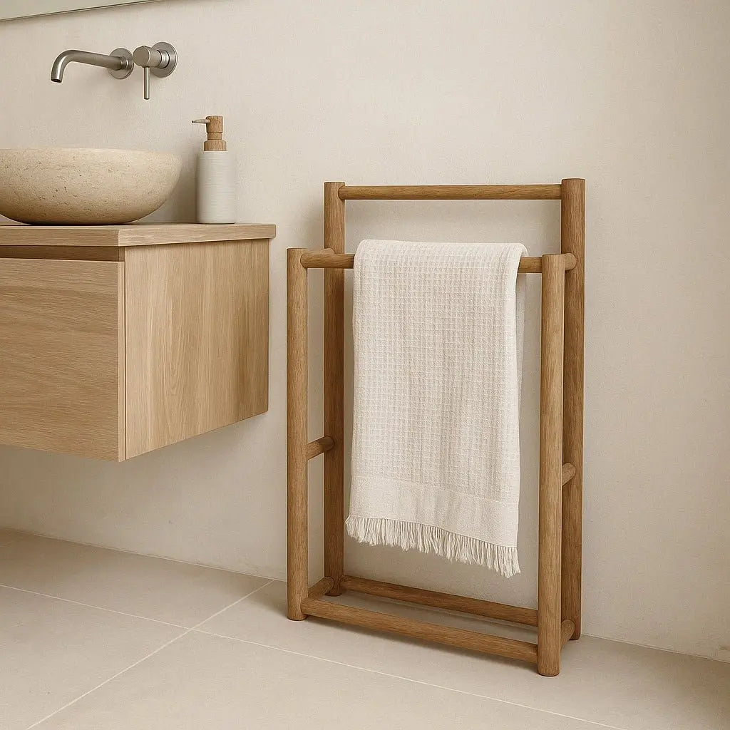 Η κρεμάστρα πετσετών Rustic με λευκή πετσέτα δίπλα σε νιπτήρα