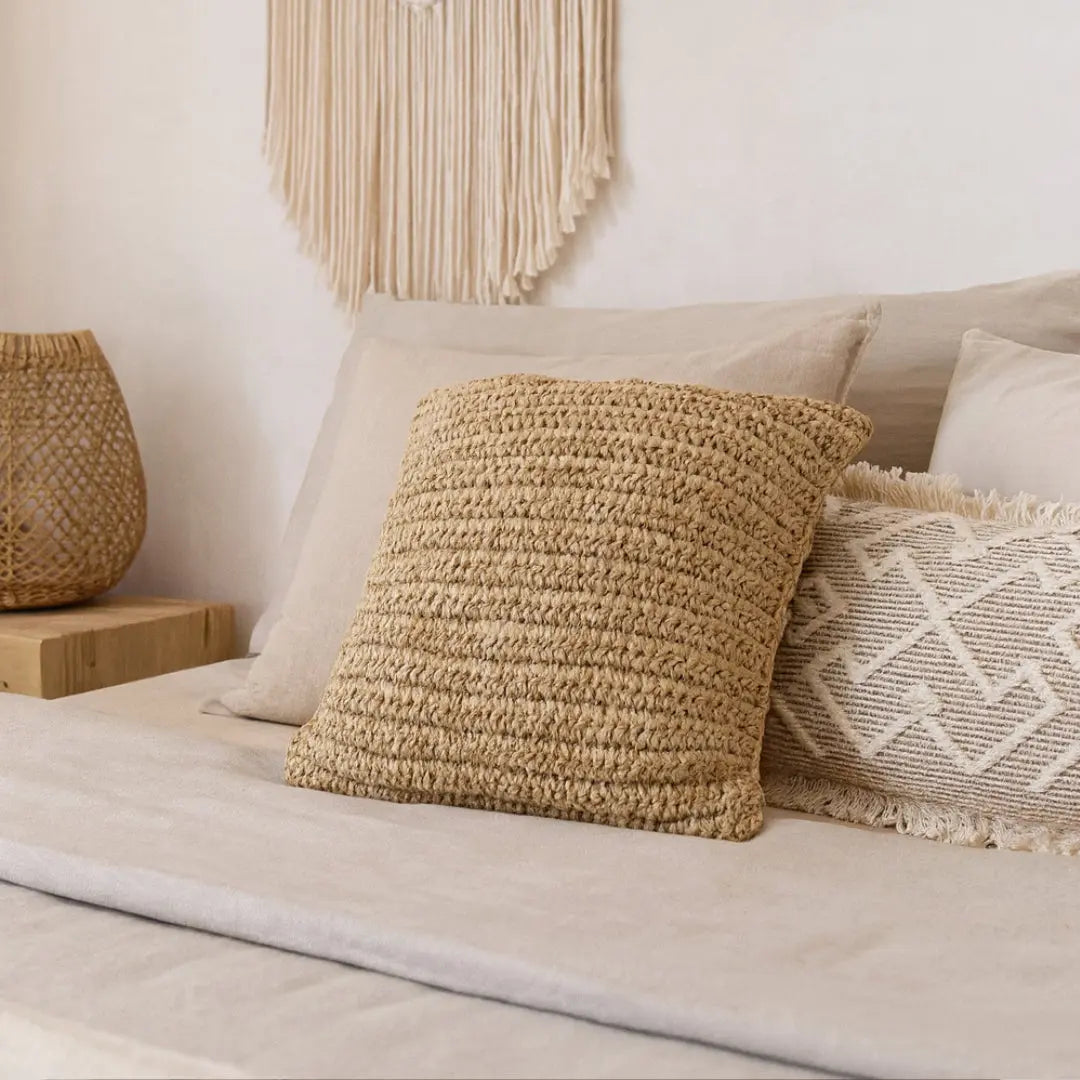 Μαξιλάρι Jiwa σε υπνοδωμάτιο boho με macrame διακόσμηση - Phos & Gaia