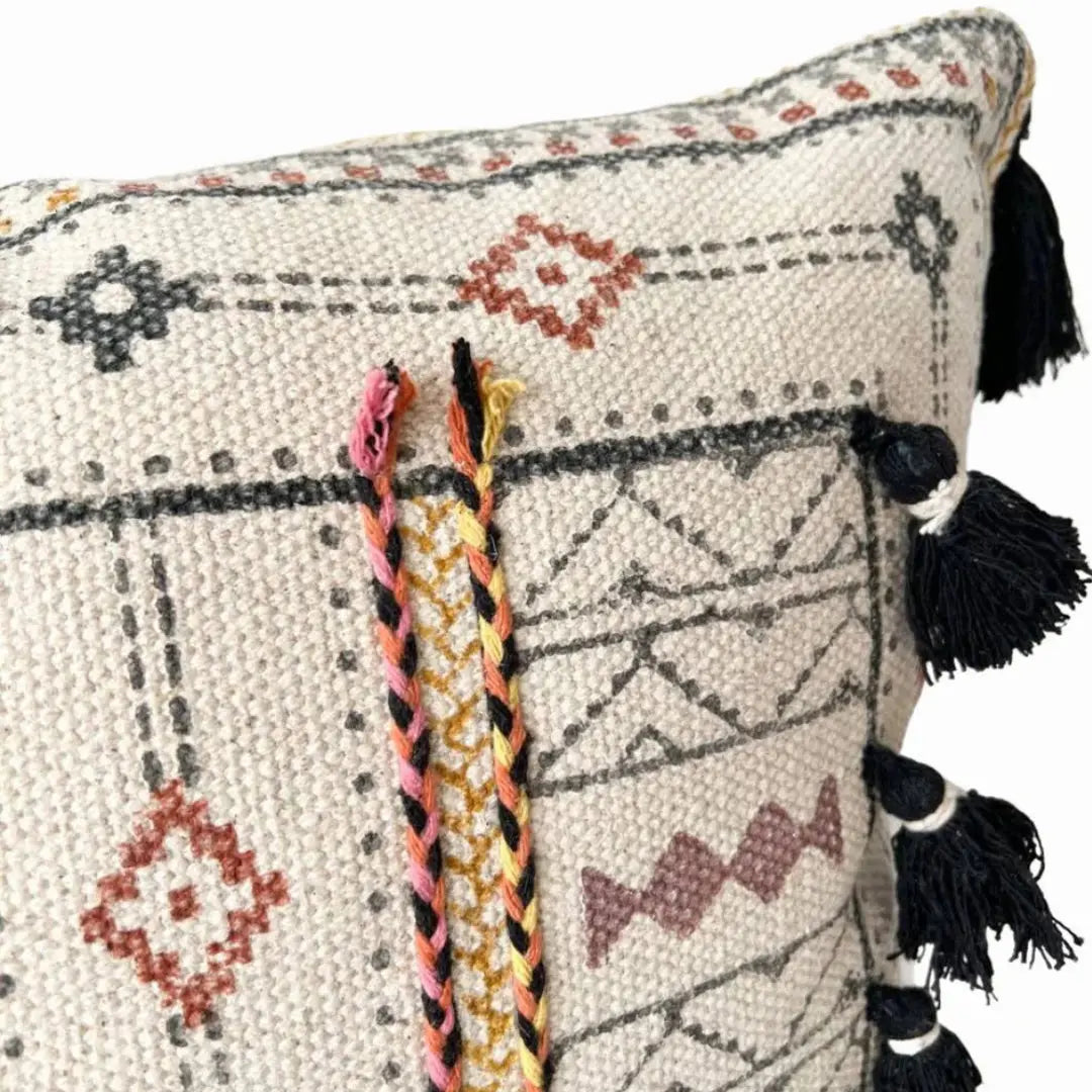 Λεπτομέρεια blockprint μοτίβου και πολύχρωμων πλεξίδων μαξιλαροθήκης Esha - Phos & Gaia