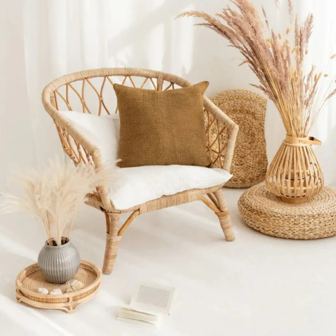 Μαξιλαροθήκη Oliv σε rattan πολυθρόνα boho décor με pampas grass - Phos & Gaia