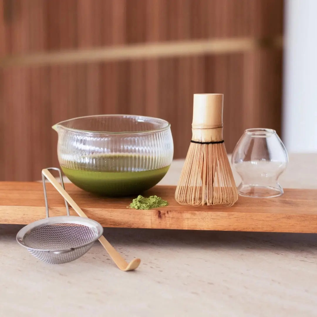 Σερβιρισμένο matcha με το σετ από μπαμπού και γυαλί