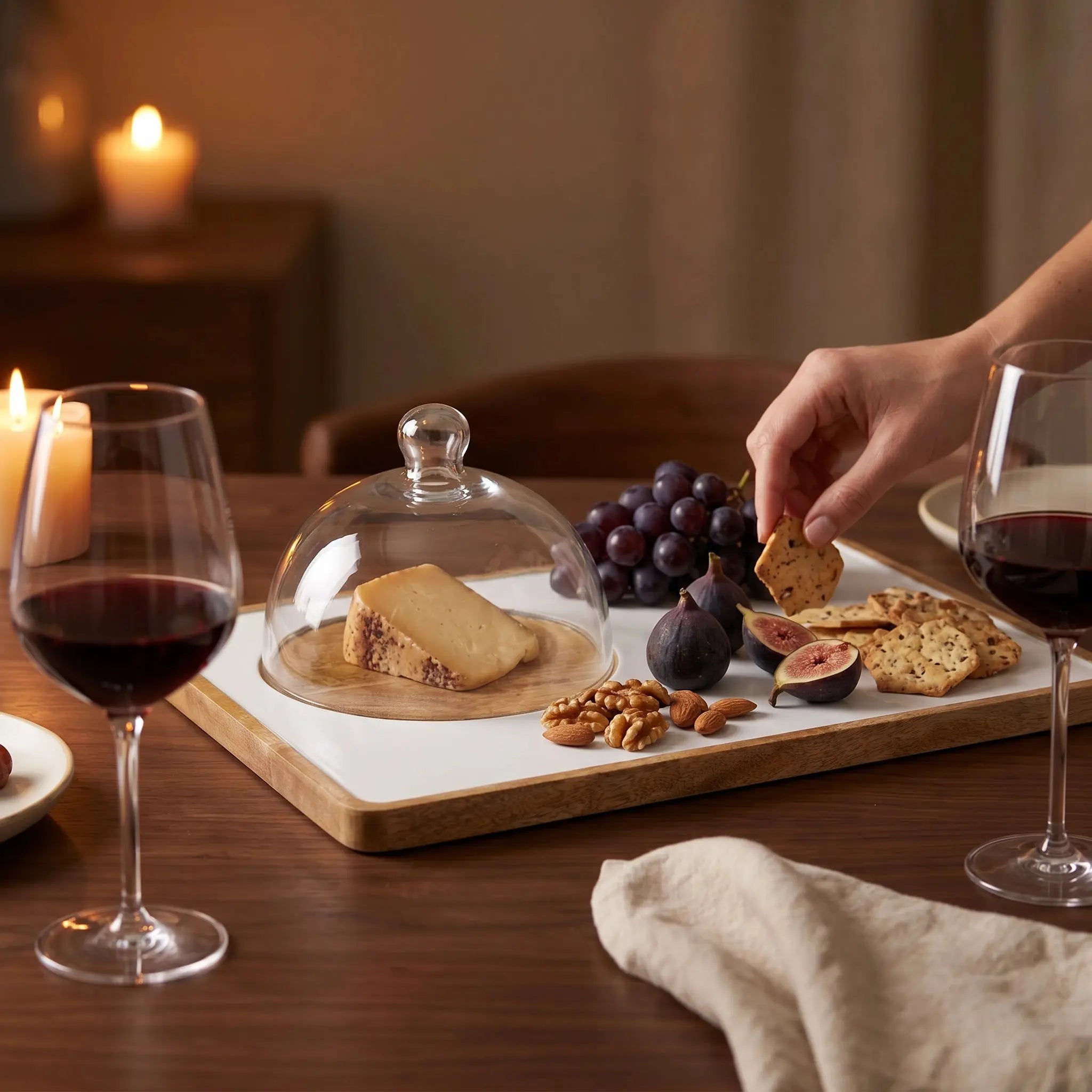 Πλατώ τυριών Madras με γυάλινη καμπάνα σε βραδινό table setting