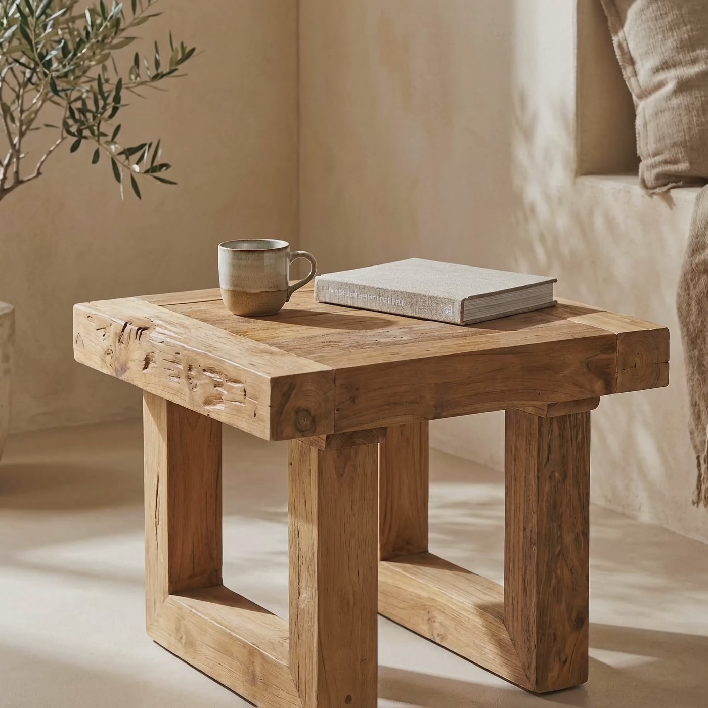 Τραπεζάκι Teak | Χειροποίητο από Ανακυκλωμένο Ξύλο με Φυσική Υφή