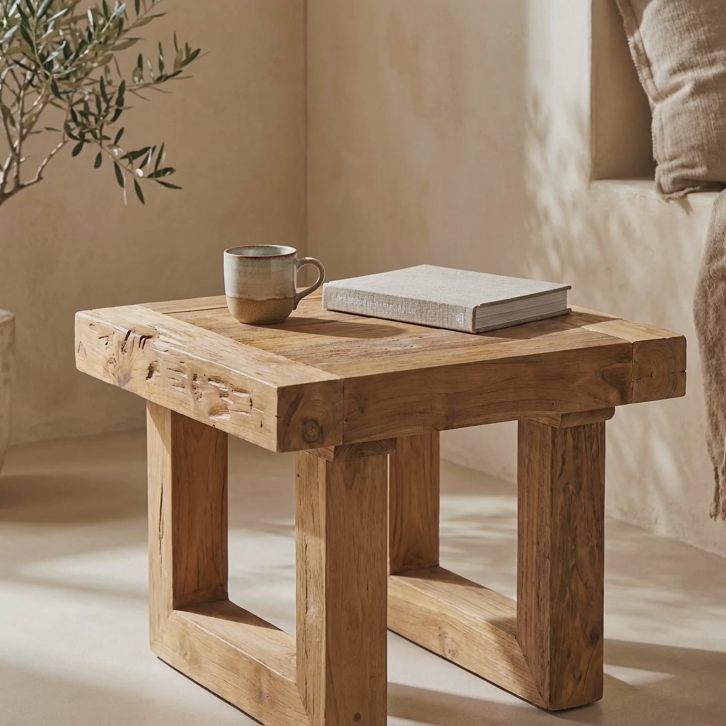 Τραπεζάκι Teak | Χειροποίητο από Ανακυκλωμένο Ξύλο με Φυσική Υφή
