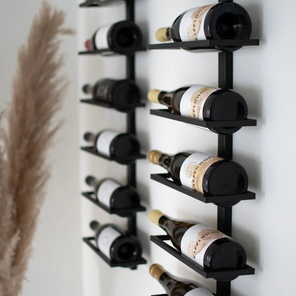 Λεπτομέρεια ραφιού κρασιών The Wine of Fame με μπουκάλια κρασιού στη σειρά - Phos & Gaia
