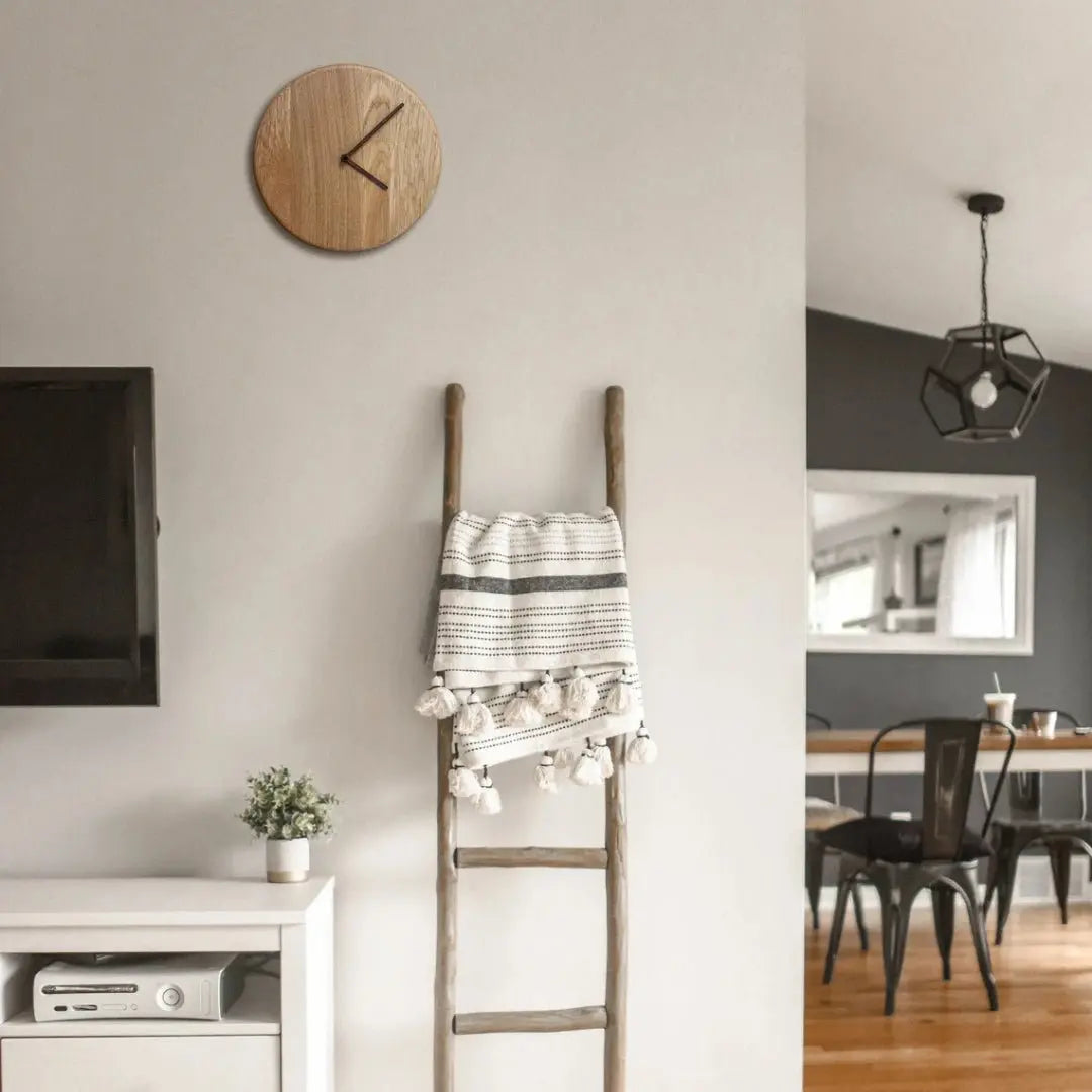 Beige ρολόι Oak σε καθιστικό πάνω από σκάλα με ριχτάρι - Phos & Gaia