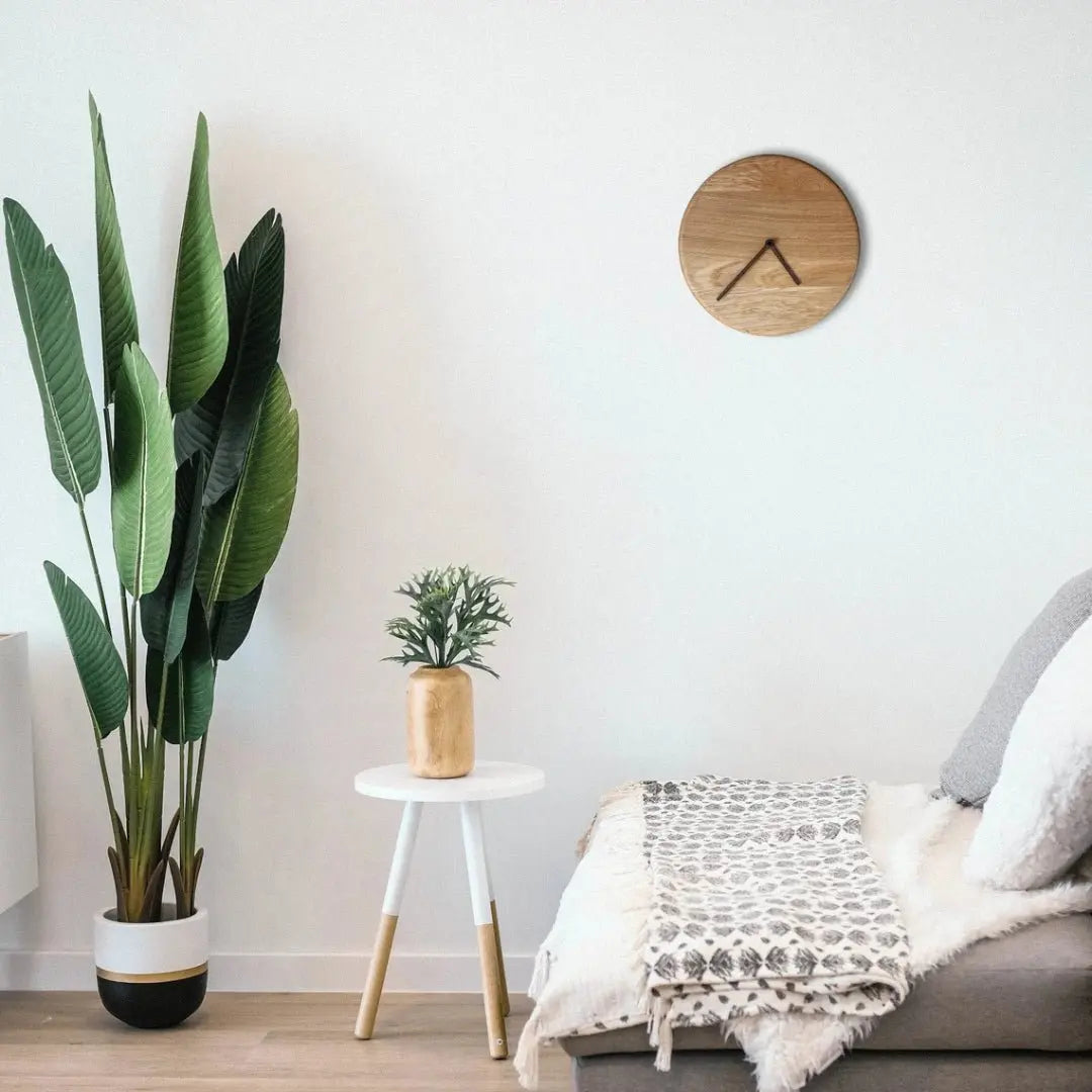 Beige ρολόι Oak σε minimal καθιστικό με φοίνικα και γκρι καναπέ - Phos & Gaia