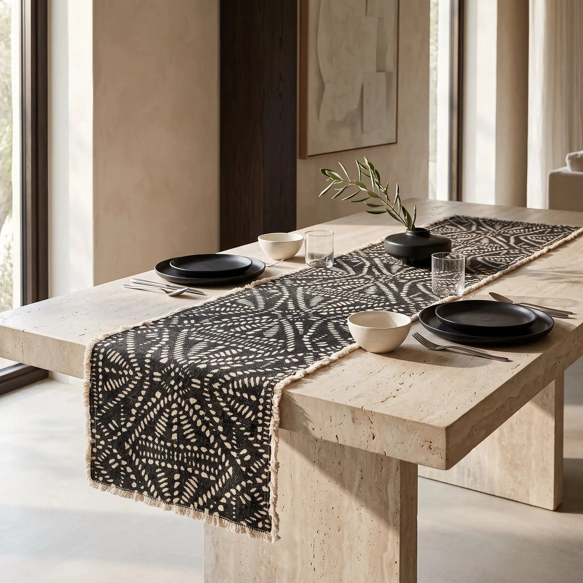 Runner τραπεζιού FERNANDO σε στρωμένο τραπέζι τραπεζαρίας