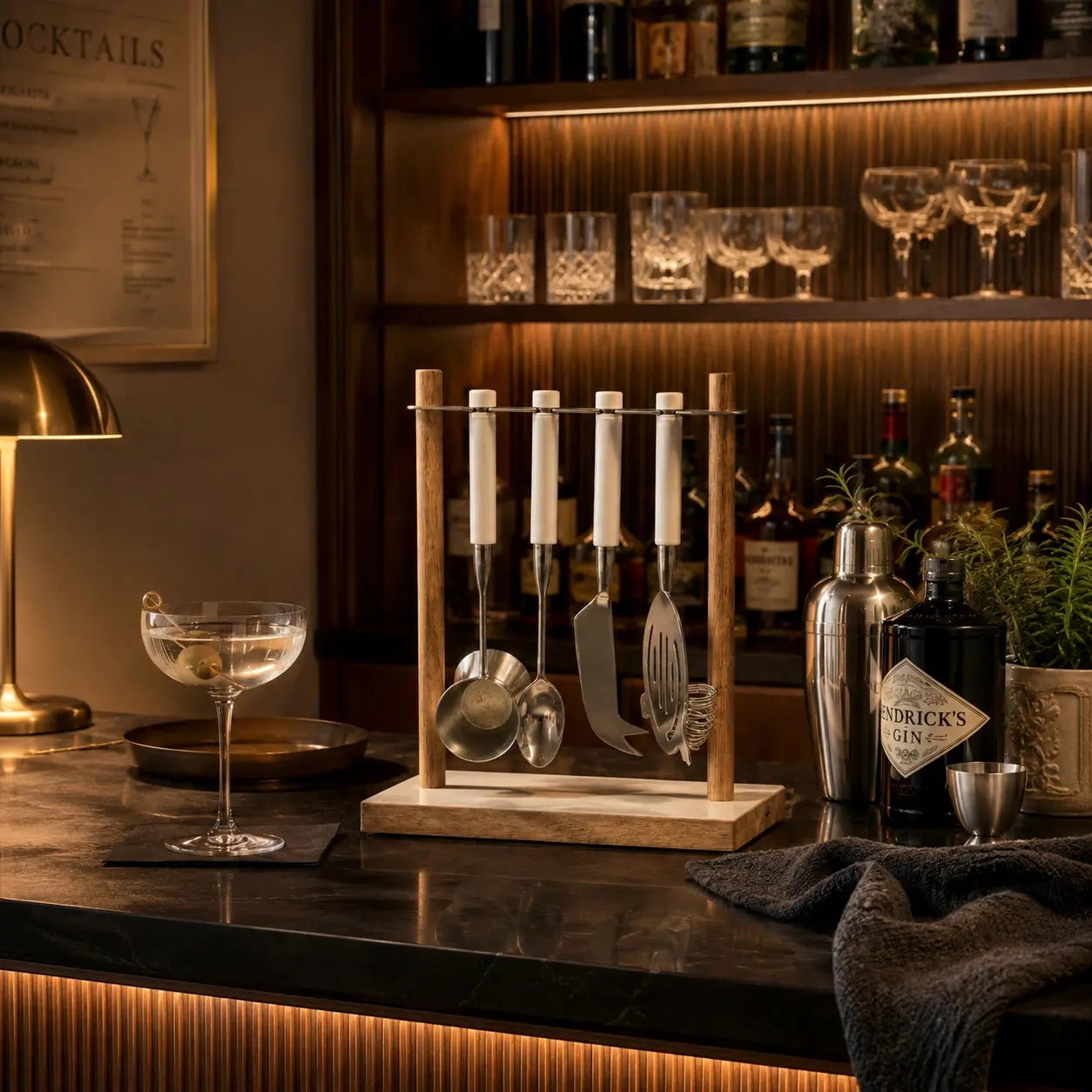 Σετ εργαλείων bar Madras πάνω σε πάγκο home bar δίπλα σε ποτό, shaker και μπουκάλια