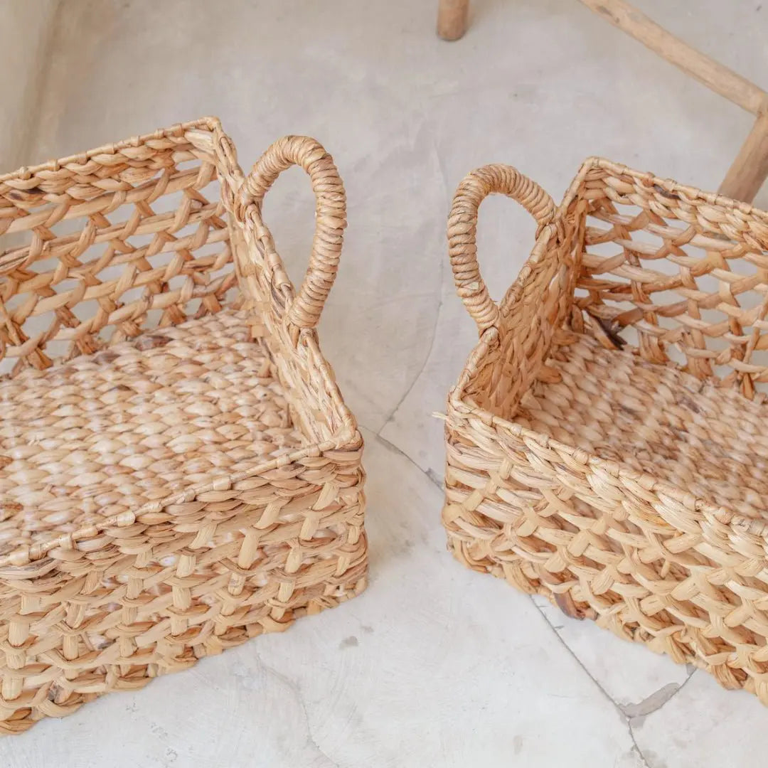Τα δύο καλάθια Tangan σε πέτρινο δάπεδο σε κάτοψη