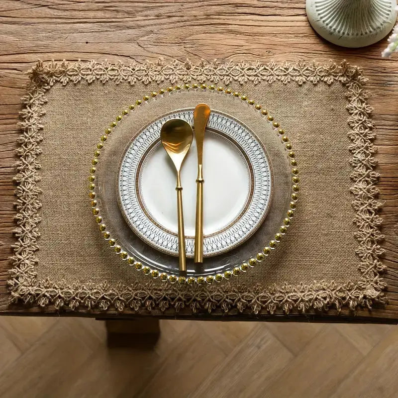 Επάνω όψη σουπλά boho με διακοσμητικό πιάτο και χρυσά μαχαιροπίρουνα - Phos & Gaia