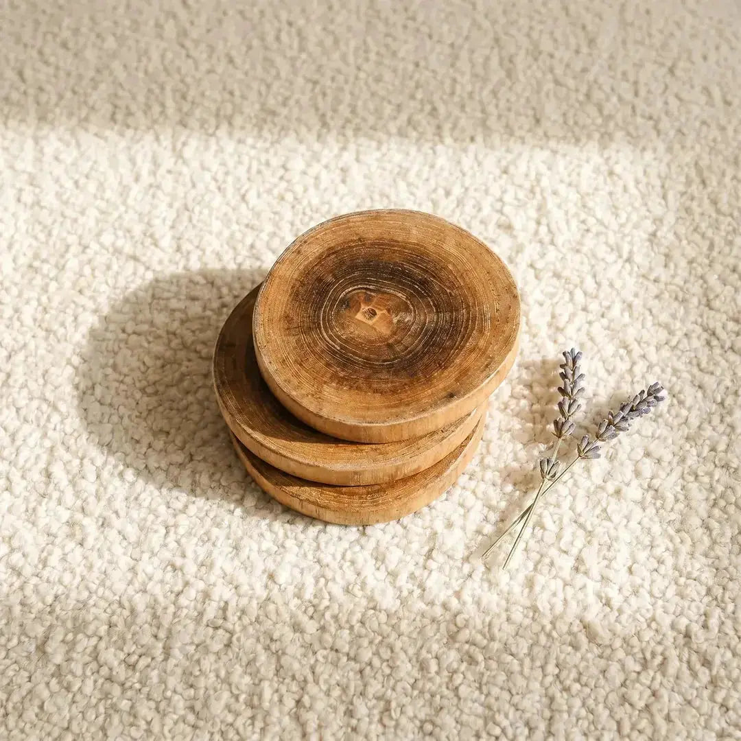 Στοίβα σουβέρ boho Teak Root από ρίζα ξύλου teak σε κρεμ boucle ύφασμα με λαβάντα