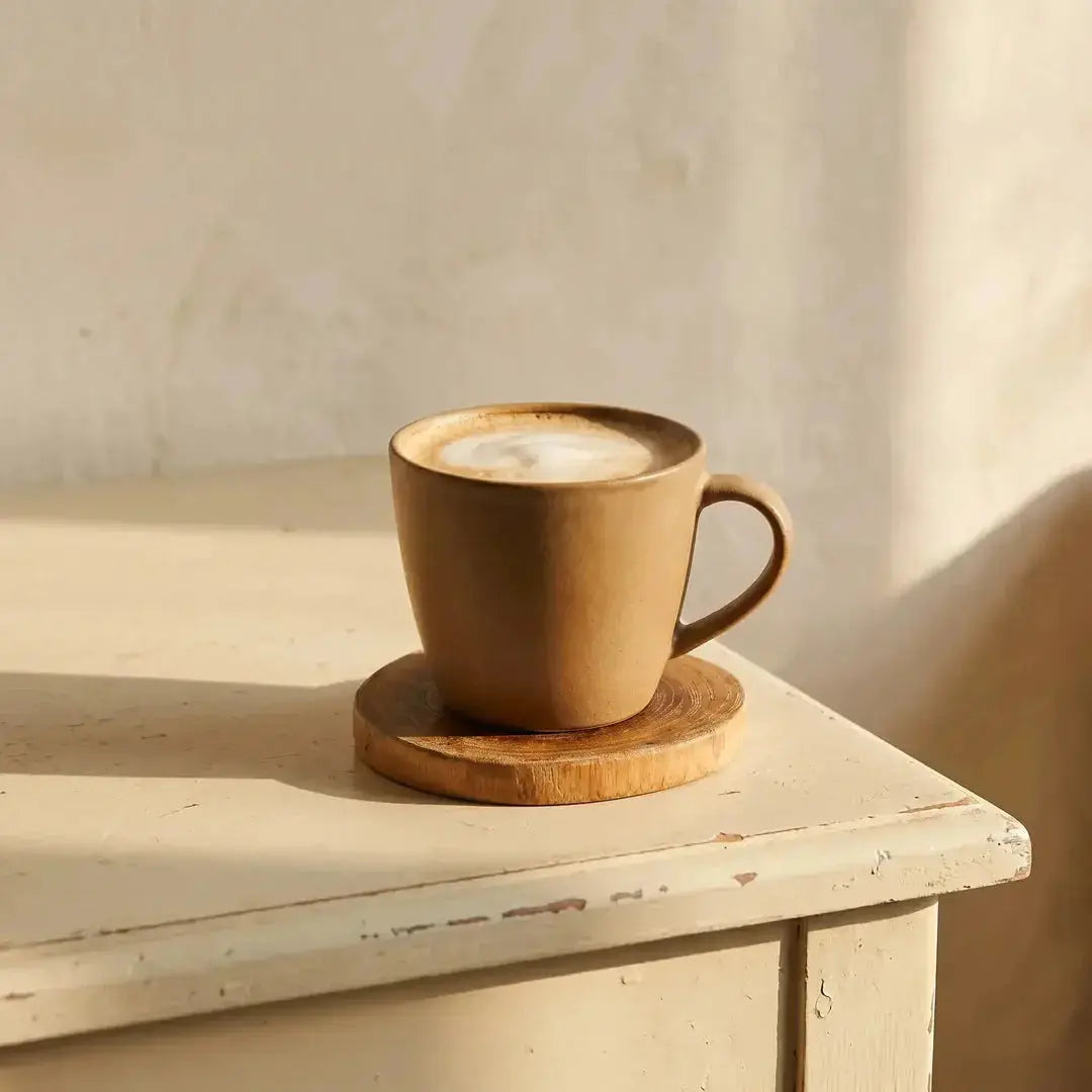 Σουβέρ boho Teak Root από ρίζα ξύλου teak σε κρεμ τραπέζι με κεραμική κούπα latte