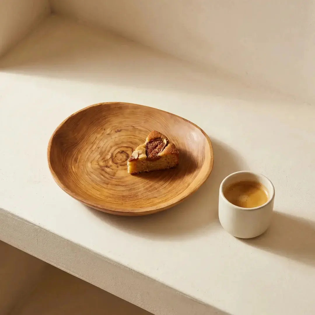 Στρογγυλό πιάτο Teak Root από ρίζα ξύλου teak σε χρήση με κέικ σύκου και κούπα espresso