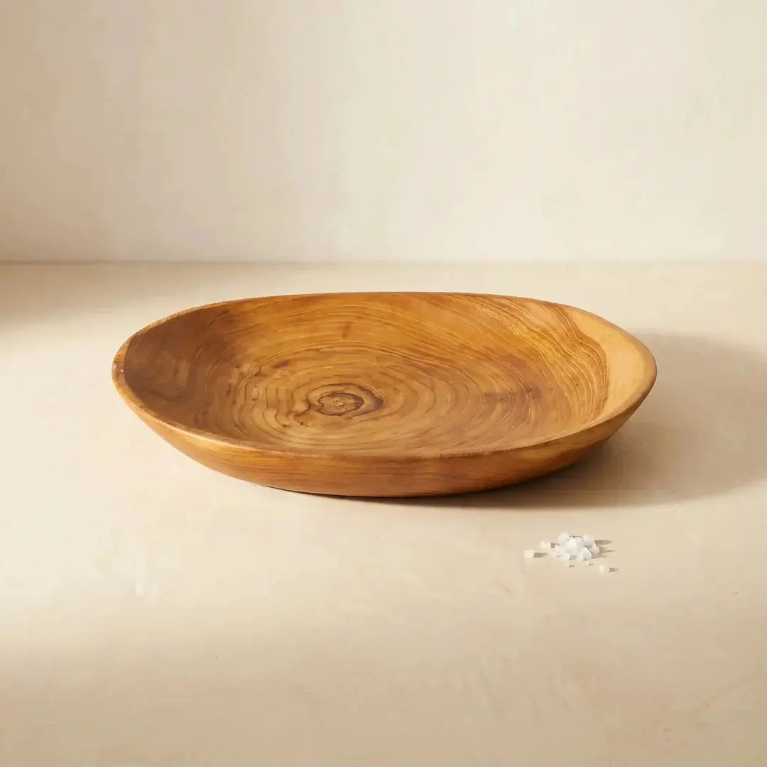 Στρογγυλό πιάτο Teak Root από ρίζα ξύλου teak με ομόκεντρους δακτυλίους σε κρεμ Tadelakt επιφάνεια