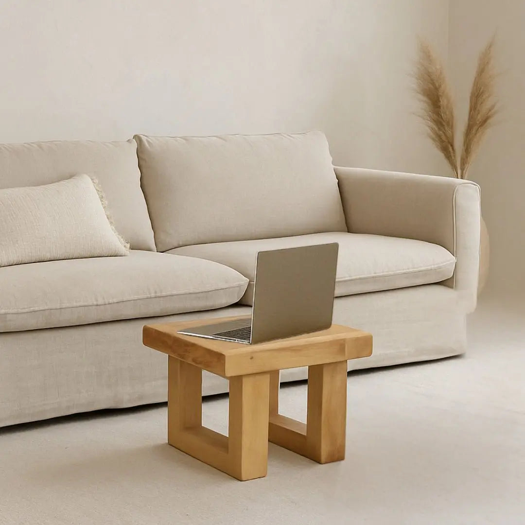 Το τραπεζάκι Teak μπροστά από καναπέ με laptop πάνω του