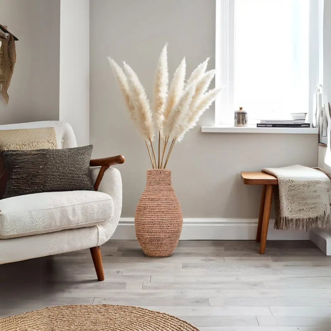 Βάζο Sakra με pampas grass στο πάτωμα σαλονιού δίπλα σε πολυθρόνα