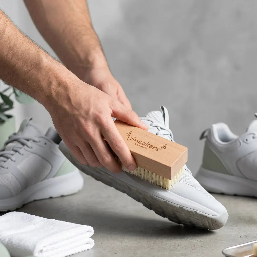 Βούρτσα για sneakers που καθαρίζει γκρι αθλητικό παπούτσι