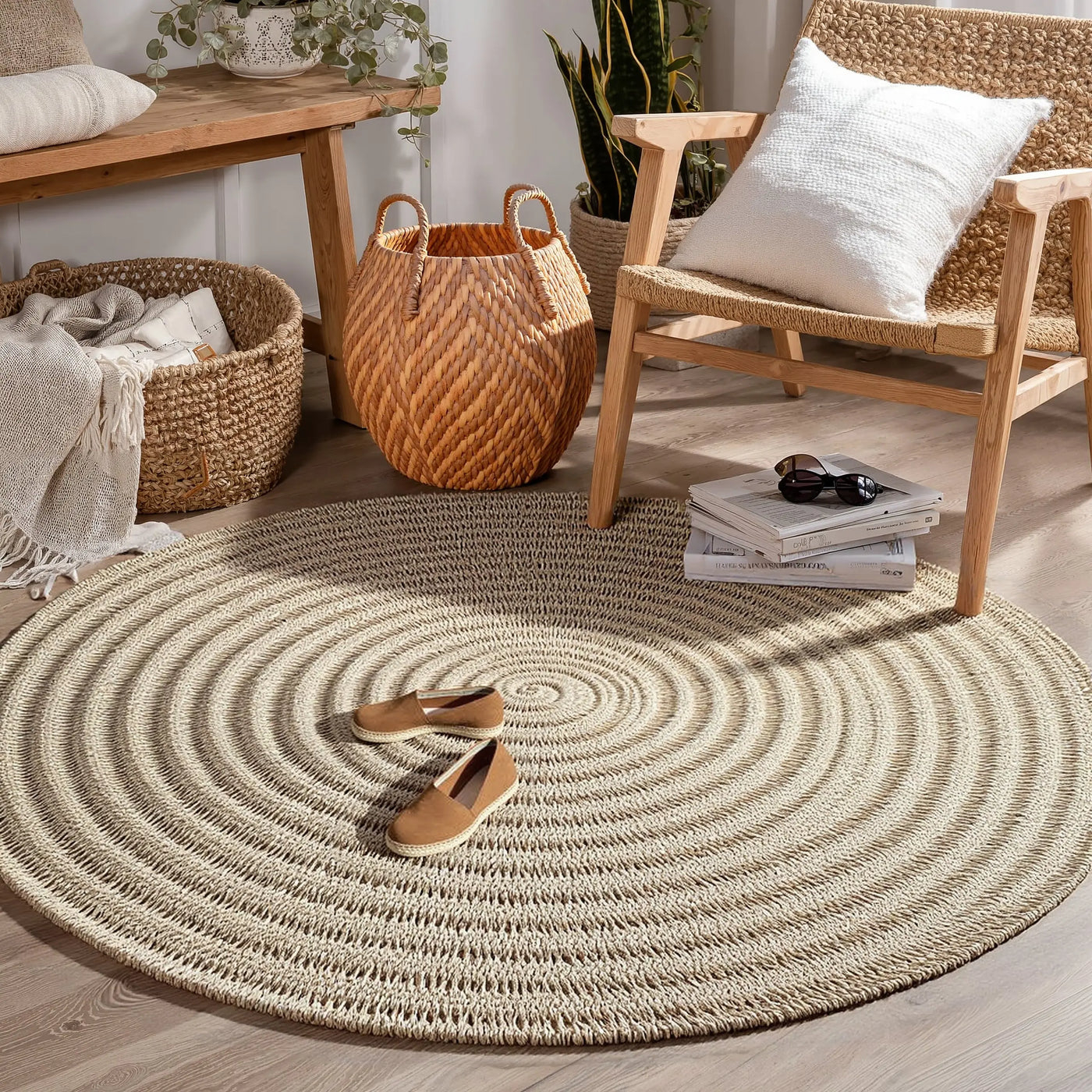 Το στρογγυλό χαλί Seagrass σε boho σαλόνι με ξύλινη πολυθρόνα και καλάθια